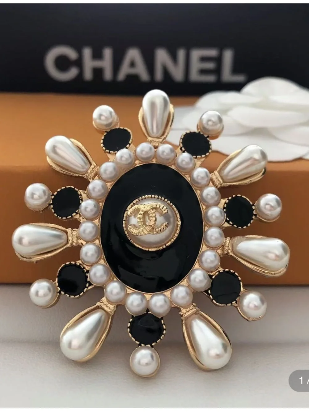 Chic Pearl & Black Enamel Sunburst Brooch - Gold Accent
